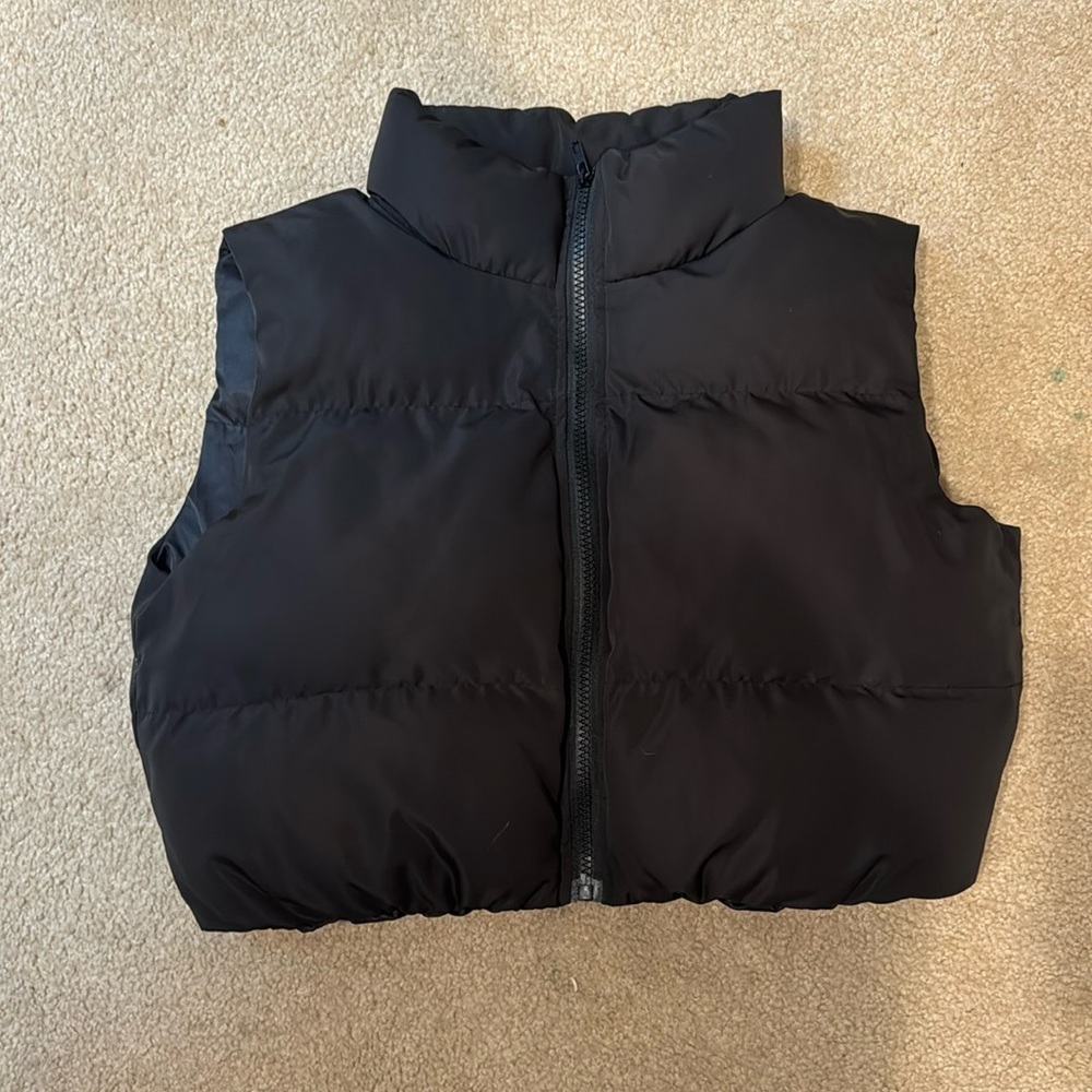 Sleeveless cropped bomber jacket